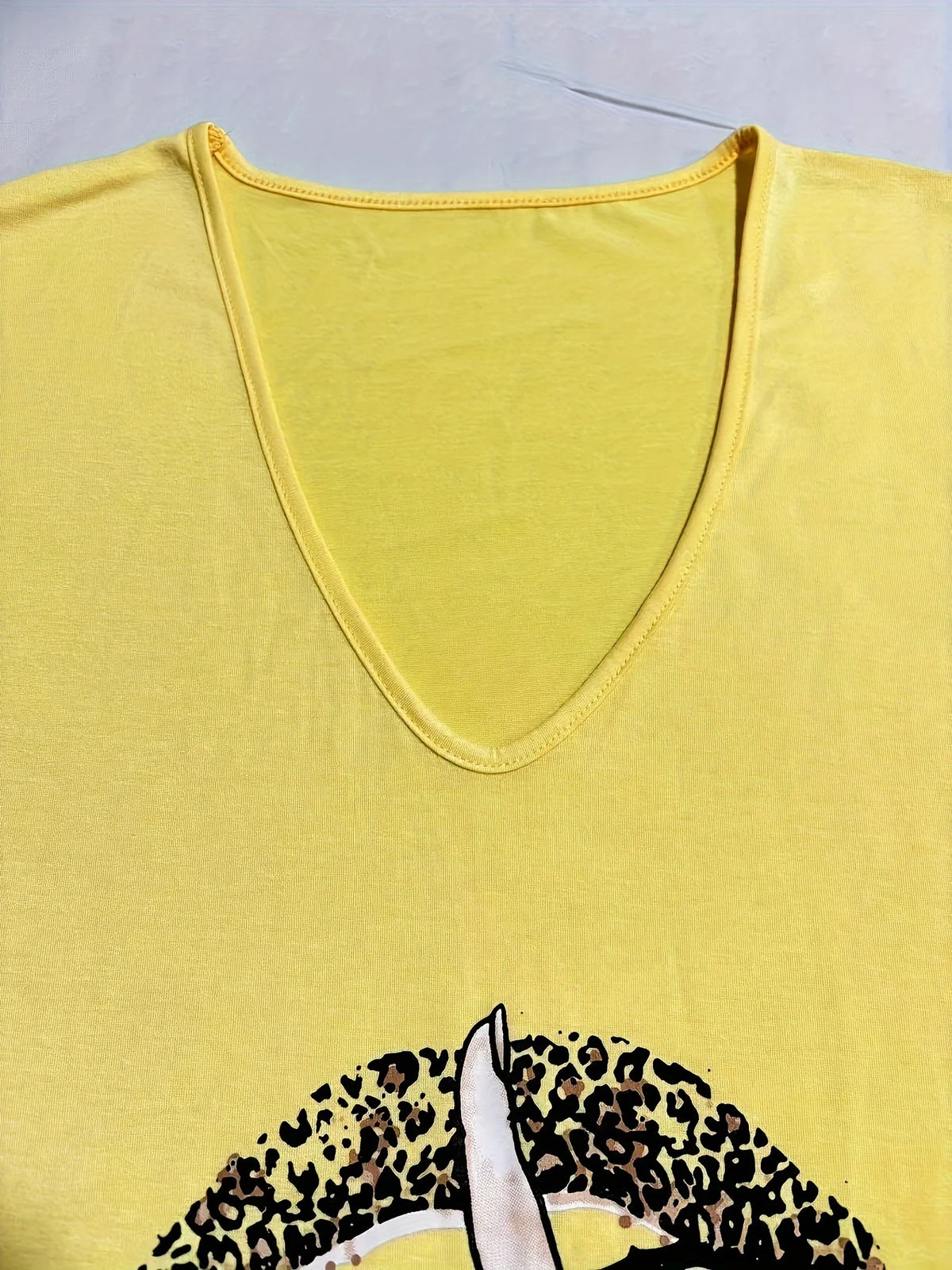 Casual Women's Leopard Lips Graphic V Neck Short Sleeve Tee